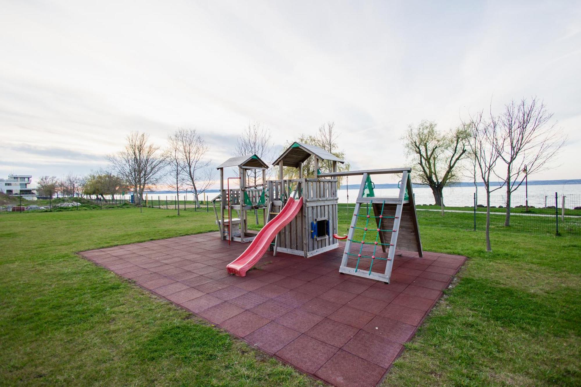 Marine Apartman By Bltn Сиофок Екстериор снимка